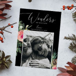 Wonderen van zijn liefde | Zwarte Bloemen Kerstfot Feestdagenkaart<br><div class="desc">Deze gedurfde en betekenisvolle kerstkaart "Wonders of His Love" heeft een zwarte achtergrond die de zachte waterverf bloemen en de elegante typografie prachtig versterkt. Een perfecte mix van geloof en stijl, dit ontwerp biedt ruimte voor uw favoriete familiefoto. Deel de boodschap van Gods liefde dit vakantieseizoen met een kaart die...</div>