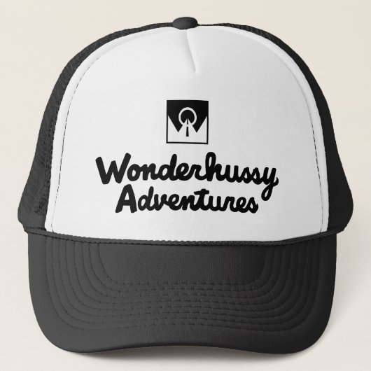 Wonderhussy Adventures Black Logo Trucker Hat Trucker Pet (Voorkant)