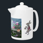 Wonderland Flamingo Cheshire Cat Rabbit Tea Party Theepot<br><div class="desc">Whimsical Alice in Wonderland maakte de verjaardag van het baby shower-theepot met een prachtige elegante roze flamingo die praat met de Cheshire kat die op een stapel boeken zit. Behalve stoelen, theepot- en theebekers op de tafel van de theepartij in een magische tuin vol mooie bloemen. In de lucht is...</div>
