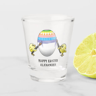 Wonderlijke kuikens schilderen een paasei shot glas