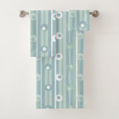 Wonky Polka Dots and Stripes, Zee Glass, blauw Bad Handdoek (Insitu)