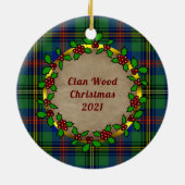 Wood Clan Badge & Tartan Gepersonaliseerde Kerstmi Keramisch Ornament (Achterkant)