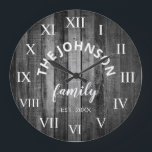 Wood Custom Family Name Rustic Farmhouse Grote Klok<br><div class="desc">The grey (gray) wooden farm house style wall clock is perfect voor your country farmhouse kitchen or living room. Customize with your familiy name and established year for a single and personalized birthday or Christmas gift.</div>