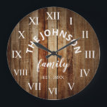 Wood Custom Family Name Rustic Farmhouse Grote Klok<br><div class="desc">De bruine houten boerderij-huiswandklok is perfect voor de keuken of woonkamer van de boerderij in uw land. Pas je aan met je familienaam en het jaar waarin je bent ingesteld voor een unieke en persoonlijke verjaardag of kerstcadeau.</div>