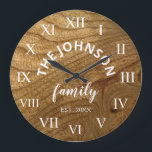 Wood Custom Family Name Rustic Farmhouse Grote Klok<br><div class="desc">De bruine houten boerderij-huiswandklok is perfect voor de keuken of woonkamer van de boerderij in uw land. Pas je aan met je familienaam en het jaar waarin je bent ingesteld voor een unieke en persoonlijke verjaardag of kerstcadeau.</div>