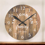 Wood Custom Family Name Rustic Farmhouse Grote Klok<br><div class="desc">De bruine houten boerderij-huiswandklok is perfect voor de keuken van de boerderij in uw land. Pas je aan met je familienaam en het jaar waarin je bent ingesteld voor een unieke en persoonlijke verjaardag of kerstcadeau.</div>