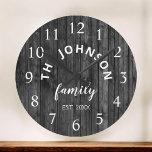 Wood Custom Family Name Rustic Farmhouse Grote Klok<br><div class="desc">The grey (gray) wooden farm house style wall clock is perfect voor de country farmhouse kitchen. Customize with your familiy name and established year for a single and personalized birthday or Christmas gift.</div>