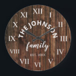 Wood Custom Family Name Rustic Farmhouse Grote Klok<br><div class="desc">De bruine houten boerderij-huiswandklok is perfect voor de keuken van de boerderij in uw land. Pas je aan met je familienaam en het jaar waarin je bent ingesteld voor een unieke en persoonlijke verjaardag of kerstcadeau.</div>