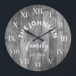 Wood Custom Family Name Rustic Farmhouse Grote Klok<br><div class="desc">De grijze,  houten boerderij-huiswandklok is perfect voor de keuken of woonkamer van de boerderij in uw land. Pas je aan met je familienaam en het jaar waarin je bent ingesteld voor een unieke en persoonlijke verjaardag of kerstcadeau.</div>