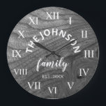 Wood Custom Family Name Rustic Farmhouse Grote Klok<br><div class="desc">De grijze,  houten boerderij-huiswandklok is perfect voor de keuken of woonkamer van de boerderij in uw land. Pas je aan met je familienaam en het jaar waarin je bent ingesteld voor een unieke en persoonlijke verjaardag of kerstcadeau.</div>