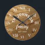 Wood Custom Family Name Rustic Farmhouse Ronde Klok<br><div class="desc">De bruine houten boerderij-huiswandklok is perfect voor de keuken of woonkamer van de boerderij in uw land. Pas je aan met je familienaam en het jaar waarin je bent ingesteld voor een unieke en persoonlijke verjaardag of kerstcadeau.</div>
