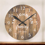 Wood Custom Family Name Rustic Farmhouse Ronde Klok<br><div class="desc">De bruine houten boerderij-huiswandklok is perfect voor de keuken van de boerderij in uw land. Pas je aan met je familienaam en het jaar waarin je bent ingesteld voor een unieke en persoonlijke verjaardag of kerstcadeau.</div>