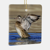 Wood Duck flapte haar vleugels Keramisch Ornament (Rechts)