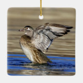 Wood Duck flapte haar vleugels Keramisch Ornament (Achterkant)