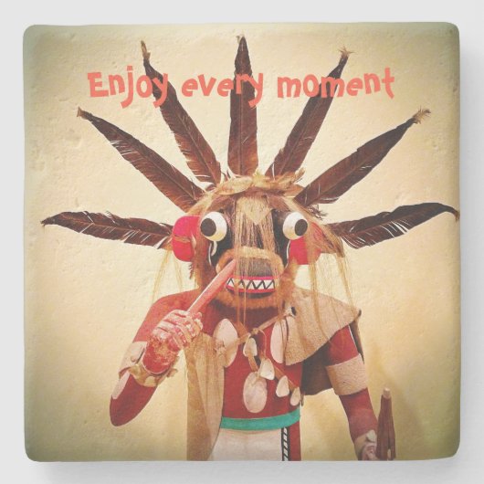 Wood Kachina Doll Grappig gezicht Geniet elk momen Stenen Onderzetter (Voorkant)