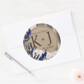 Wood Lavender Lace Rustic Monogram Weddenschap Lab Ronde Sticker (Envelop)
