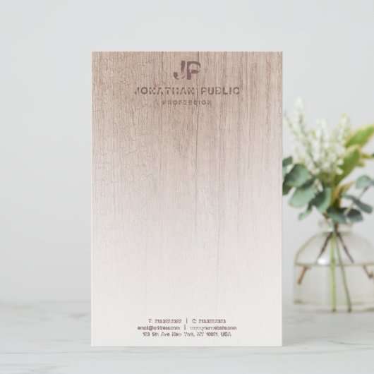 Wood Look Monogram Elegante Sjabloon Modern Briefpapier (Staand voorkant)