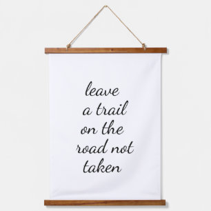 Wood met bovenzijde tegen wand hangend wandkleed