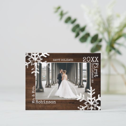 Wood Newlyweds First Christmas Photo Snowflakes Feestdagenkaart (Staand voorkant)