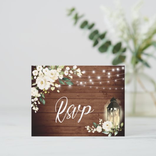 Wood White Roses Rustic Wedding RSVP Briefkaart (Staand voorkant)