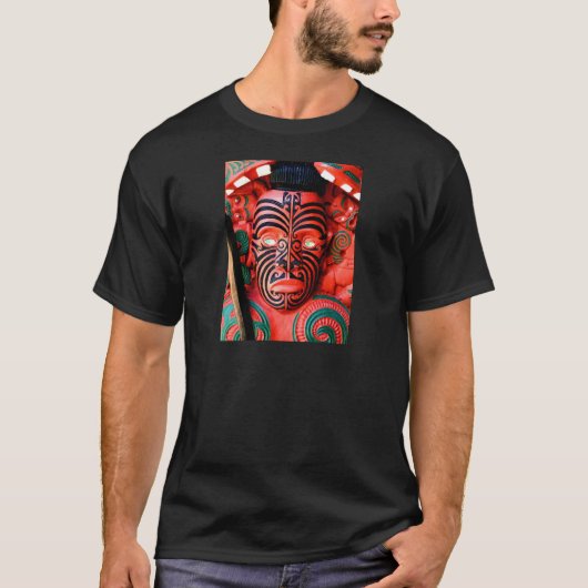 Wooden Carving of a Maori Warrior, Nieuw-Zeeland T-shirt (Voorkant)