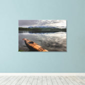 Wooden kayak aan de kust van het meer van Beaver Canvas Afdruk (Insitu (Houten vloer))