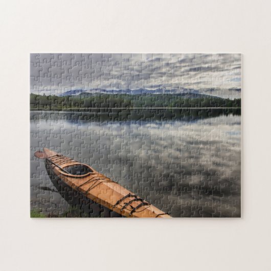 Wooden kayak aan de kust van het meer van Beaver Legpuzzel (Horizontaal)