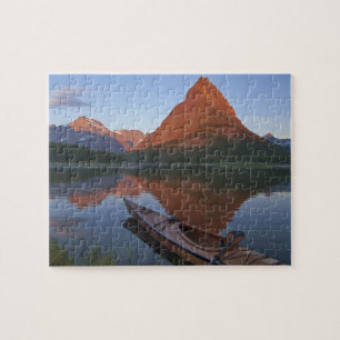 Wooden kayak in het Swiftcurrent Lake bij zonsopga Legpuzzel