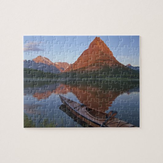 Wooden kayak in het Swiftcurrent Lake bij zonsopga Legpuzzel (Horizontaal)