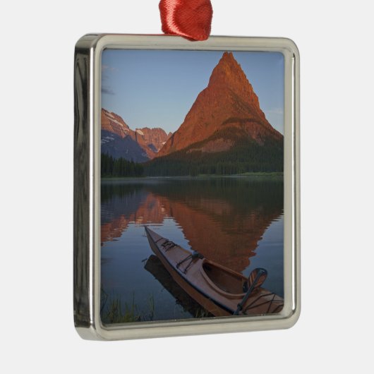 Wooden kayak in het Swiftcurrent Lake bij zonsopga Metalen Ornament (Rechts)