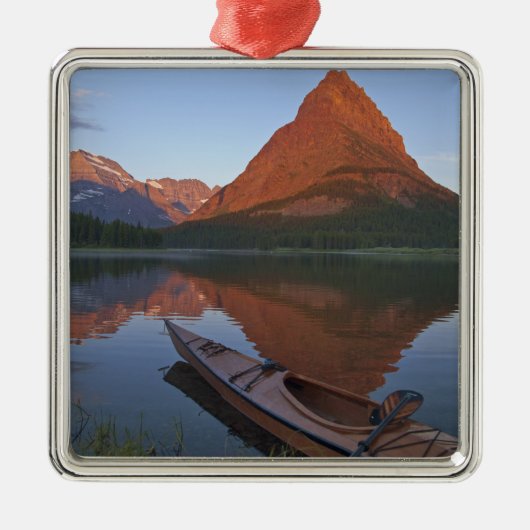 Wooden kayak in het Swiftcurrent Lake bij zonsopga Metalen Ornament (Voorkant)