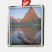 Wooden kayak in het Swiftcurrent Lake bij zonsopga Metalen Ornament (Links)