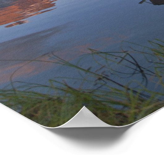 Wooden kayak in het Swiftcurrent Lake bij zonsopga Poster (Hoek)