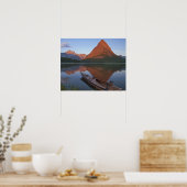 Wooden kayak in het Swiftcurrent Lake bij zonsopga Poster (Keuken)