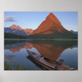 Wooden kayak in het Swiftcurrent Lake bij zonsopga Poster (Voorkant)