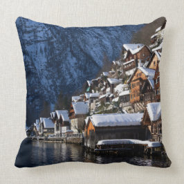 Wooden lakeside houses in Hallstatt, Oostenrijk Kussen