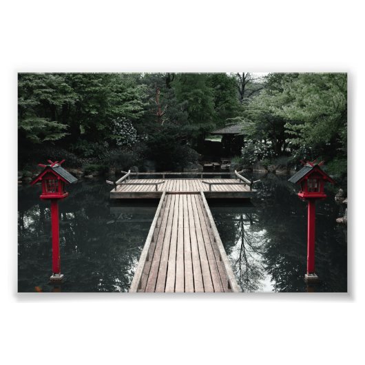 Wooden Pier framed by red Lanterns Foto Afdruk (Voorkant)