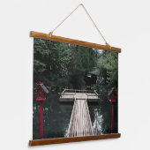Wooden Pier framed by red Lanterns Hangend Wandkleed (Gebogen)