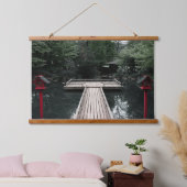 Wooden Pier framed by red Lanterns Hangend Wandkleed (Slaapkamer)