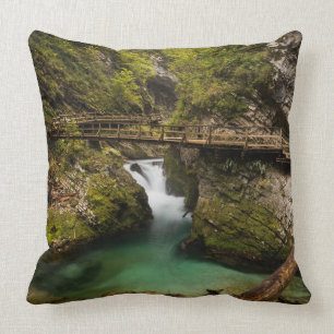 Wooden weg door Vintgar Gorge canyon Kussen