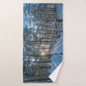 Woodenpad door sneeuwwinterbos badhanddoek (Badhanddoek)