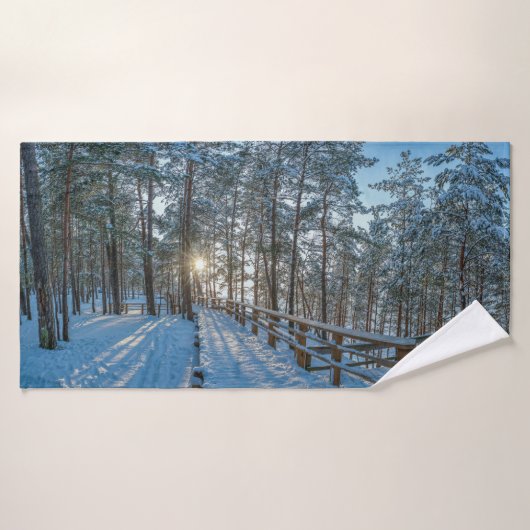 Woodenpad door sneeuwwinterbos badhanddoek (Badhanddoek)