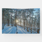 Woodenpad door sneeuwwinterbos spandoek (Horizontaal)