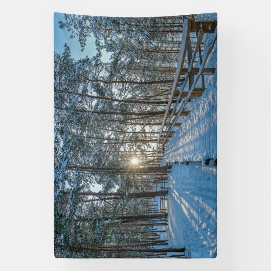 Woodenpad door sneeuwwinterbos spandoek (Verticaal)