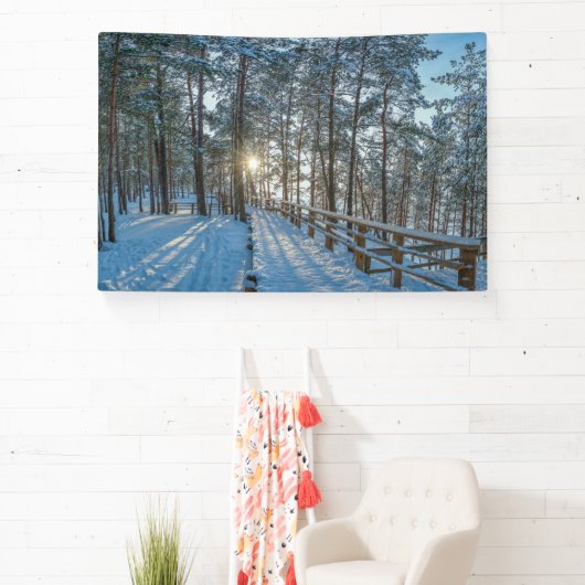 Woodenpad door sneeuwwinterbos spandoek (Insitu)
