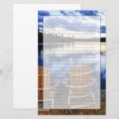 Woodenstoelen bij de zon op het meer aan de kust briefpapier (Voorkant / Achterkant)