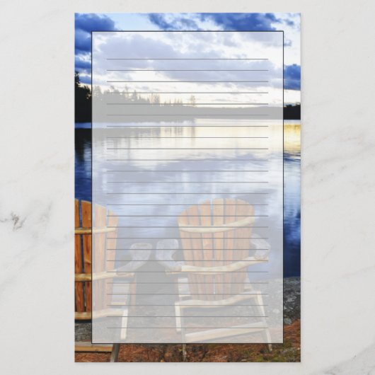 Woodenstoelen bij de zon op het meer aan de kust briefpapier (Voorkant)