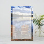 Woodenstoelen bij de zon op het meer aan de kust briefpapier (Staand voorkant)