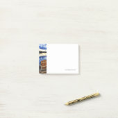 Woodenstoelen bij de zon op het meer aan de kust post-it® notes (Op bureau)