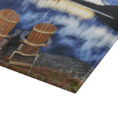 Woodenstoelen bij de zon op het meer aan de kust snijplank (Hoek)